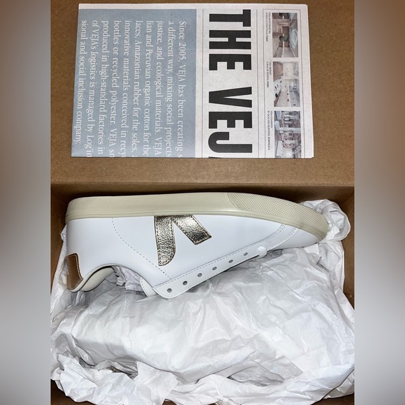 SOLD  Brand new Veja Esplar in white and gold leather. - Picture 3 of 7